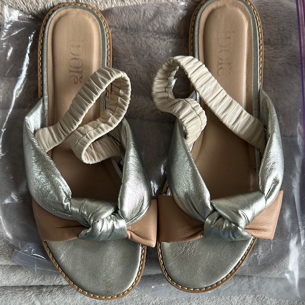 IDORE Silver and Tan Slide Sandals with Crossed Straps